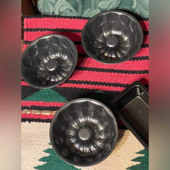 Mini cake pans! In great condition!!  6 total - Picture 4 of 4